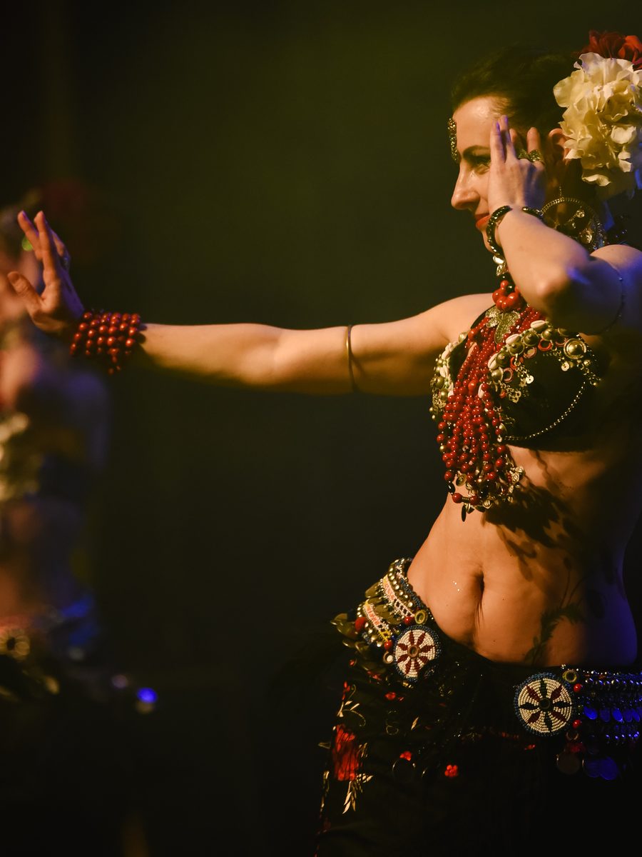 Оксана під час виступу Tribal Fusion Belly Dance